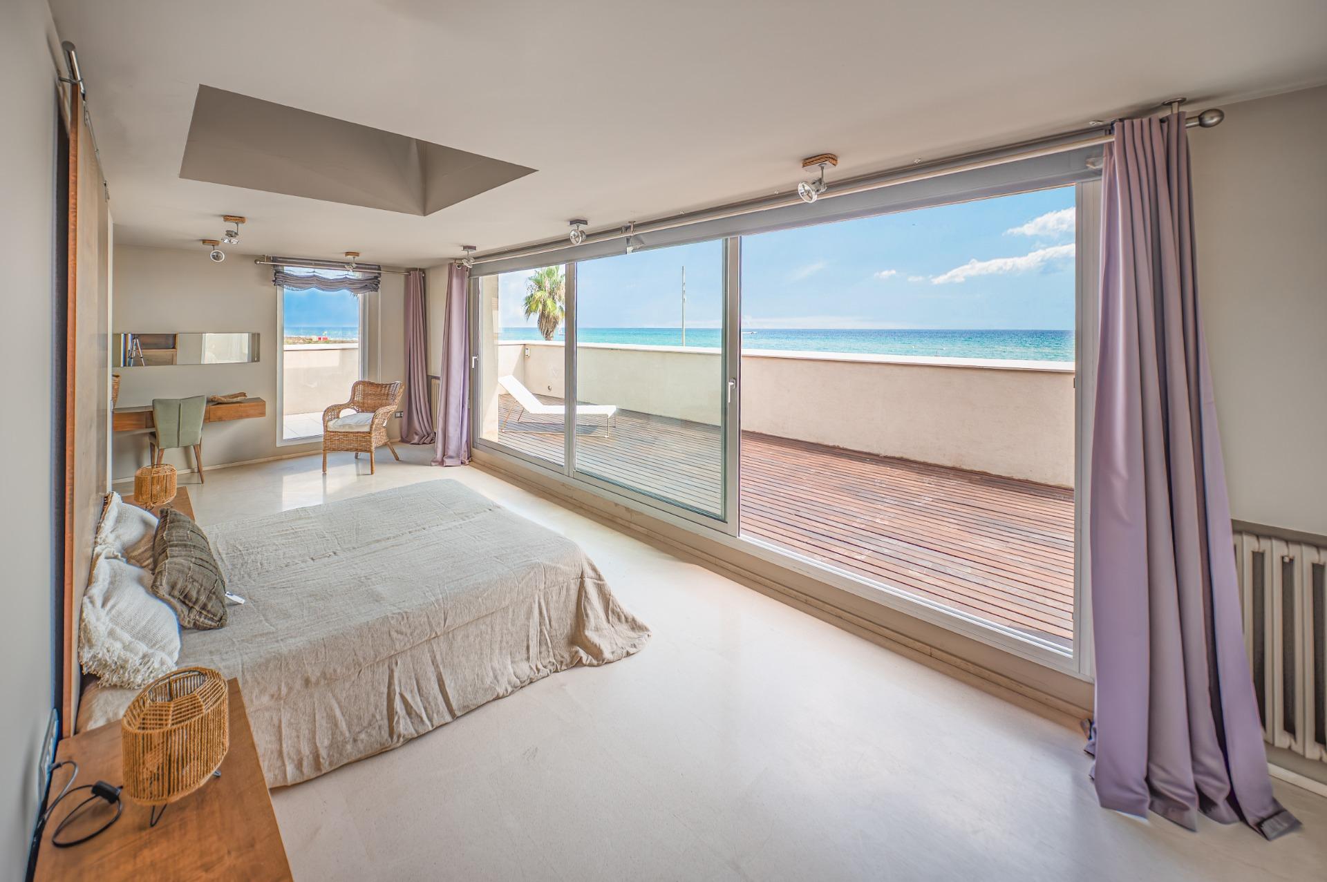 Exclusiva casa de autor en primera línea de mar en Gavà Mar