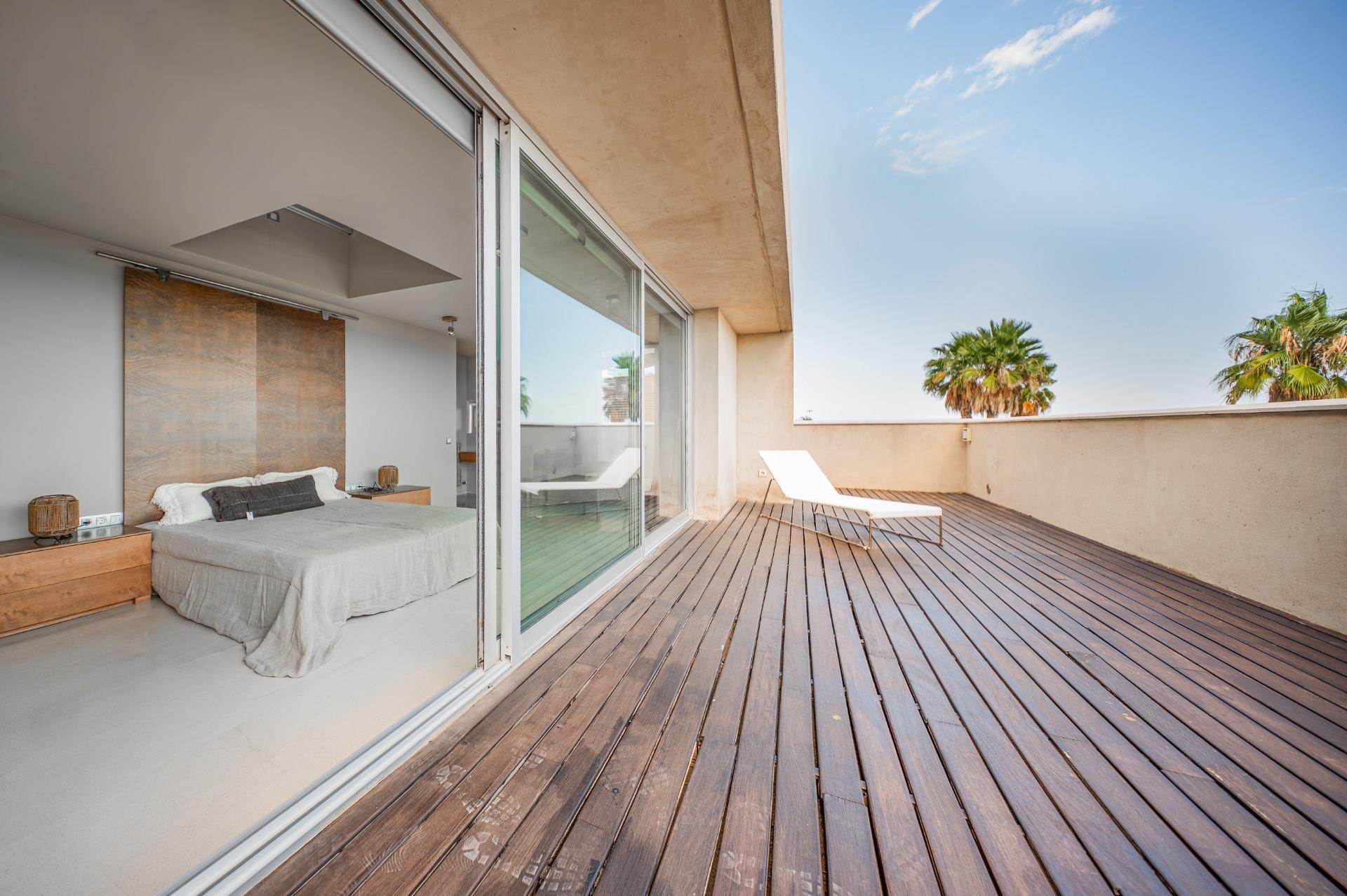 Exclusiva casa de autor en primera línea de mar en Gavà Mar