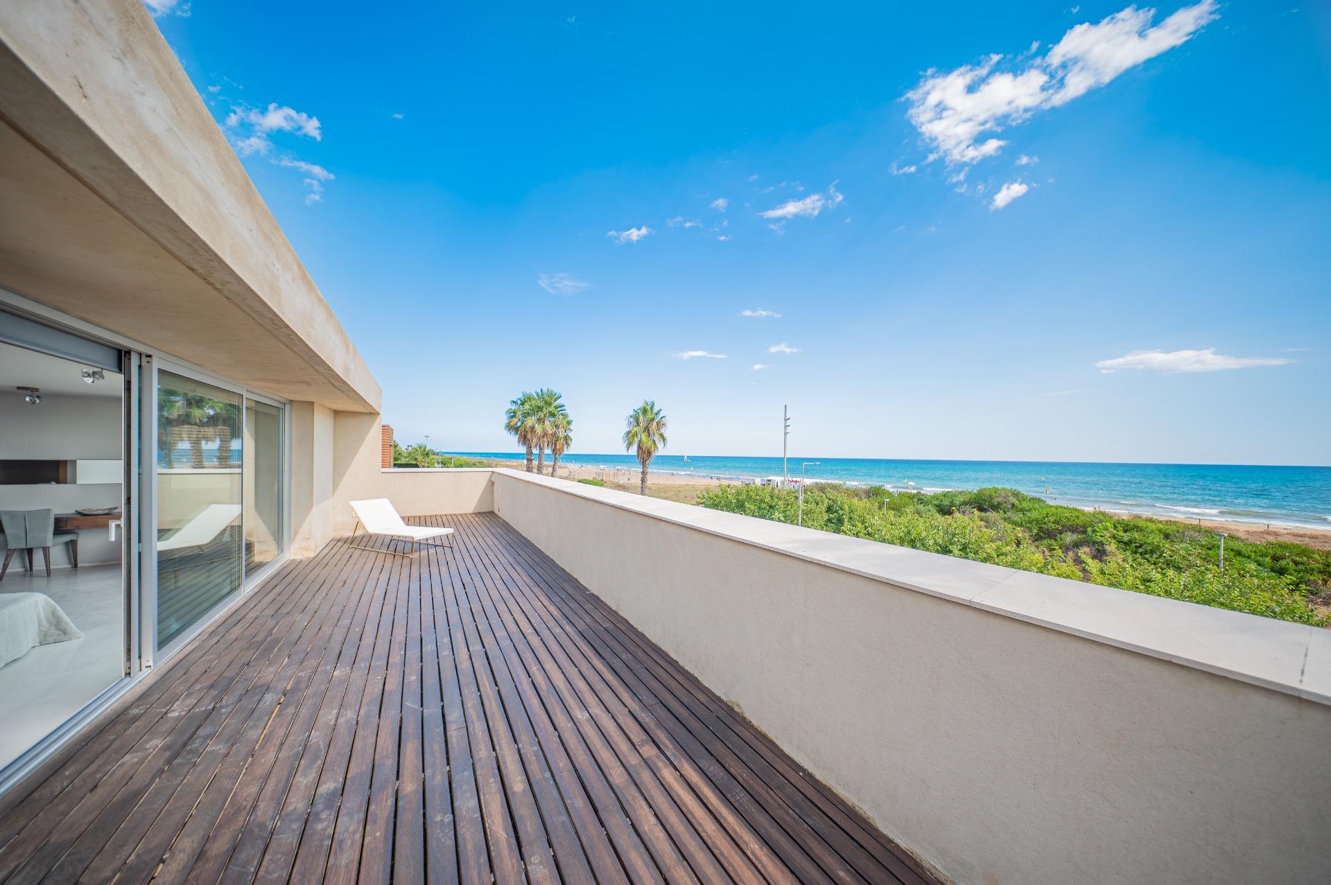 Exclusiva casa de autor en primera línea de mar en Gavà Mar