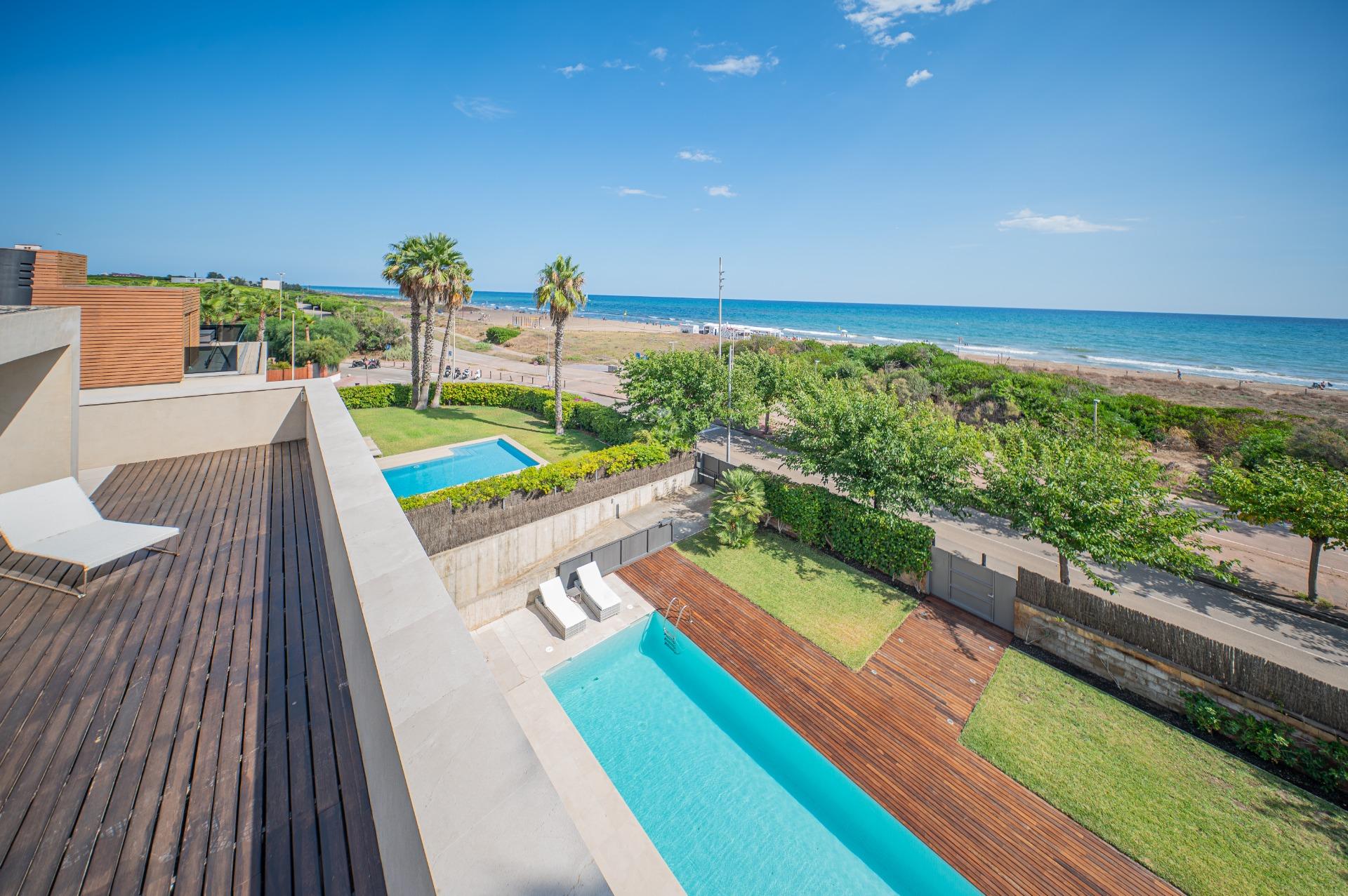 Exclusiva casa de autor en primera línea de mar en Gavà Mar