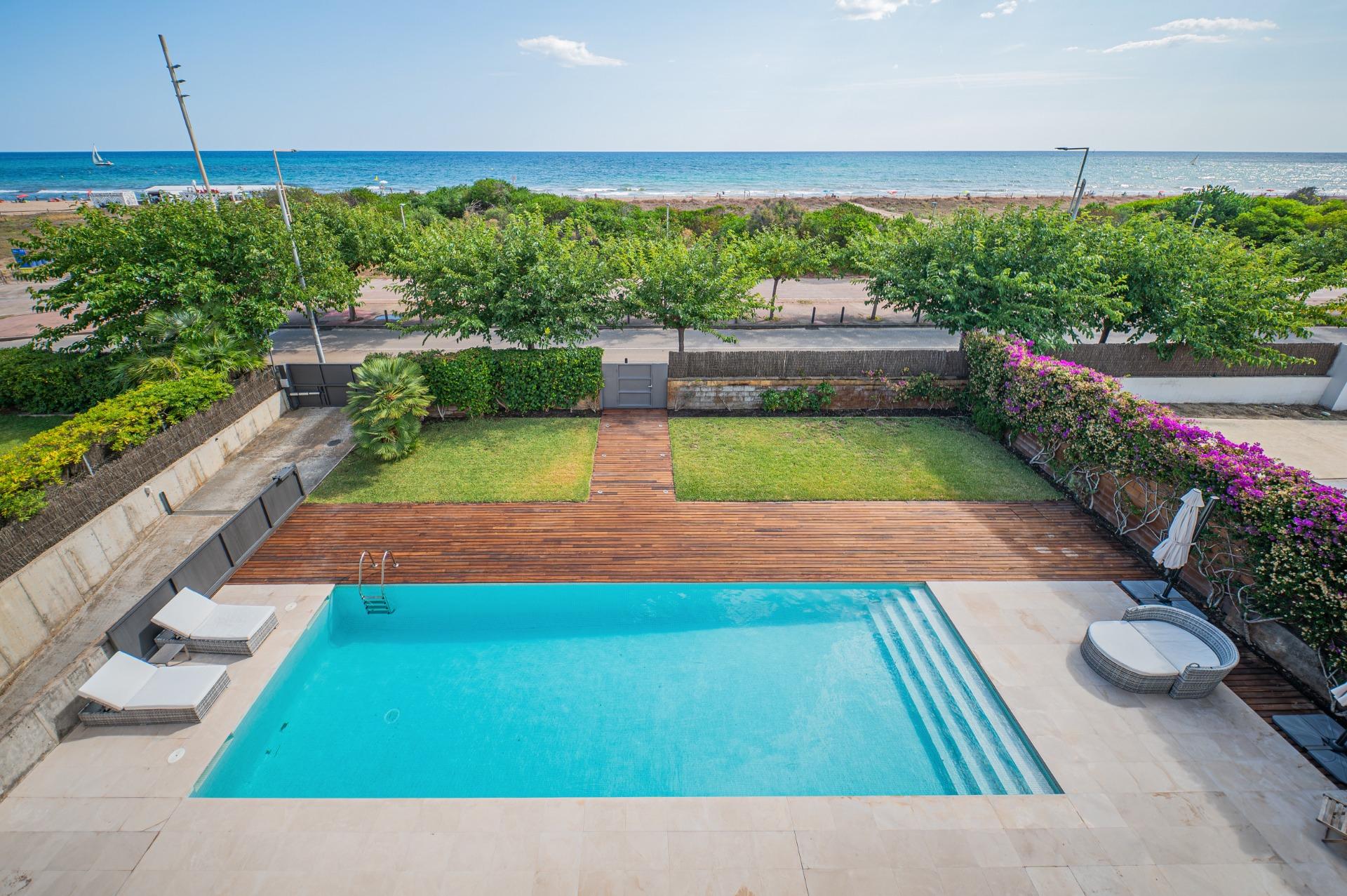 Exclusiva casa de autor en primera línea de mar en Gavà Mar