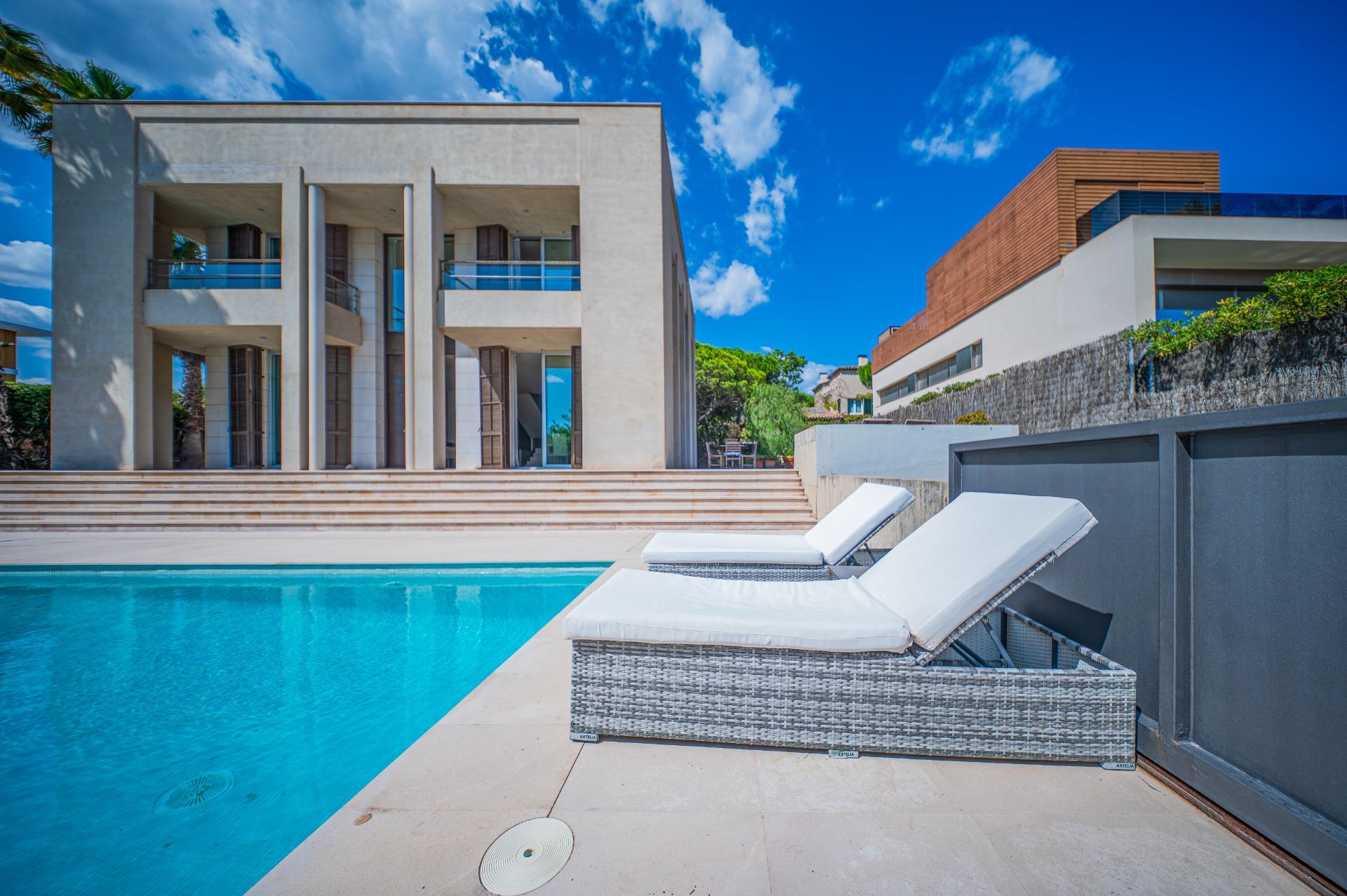 Exclusiva casa de autor en primera línea de mar en Gavà Mar