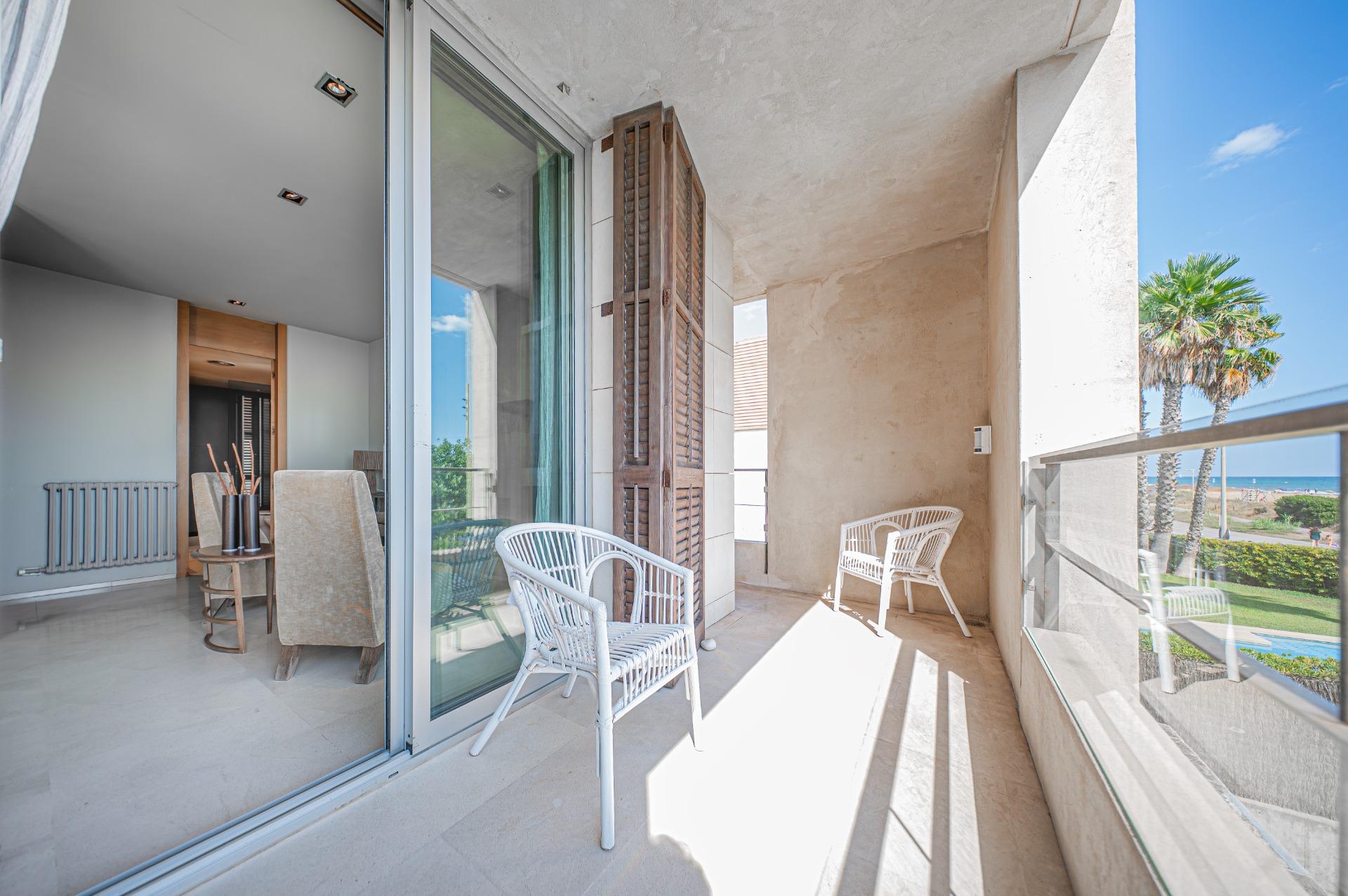 Exclusiva casa de autor en primera línea de mar en Gavà Mar