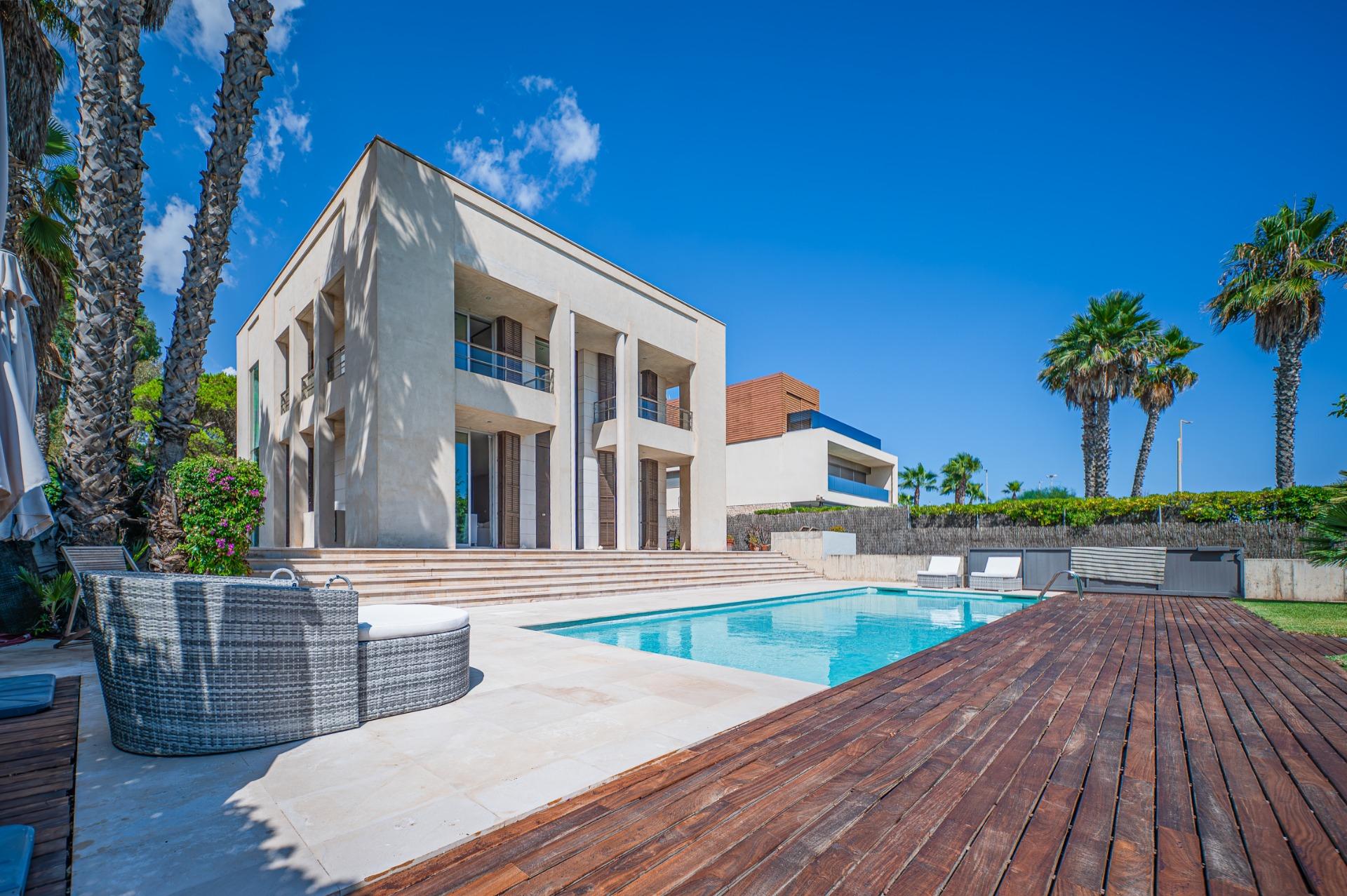 Exclusiva casa de autor en primera línea de mar en Gavà Mar