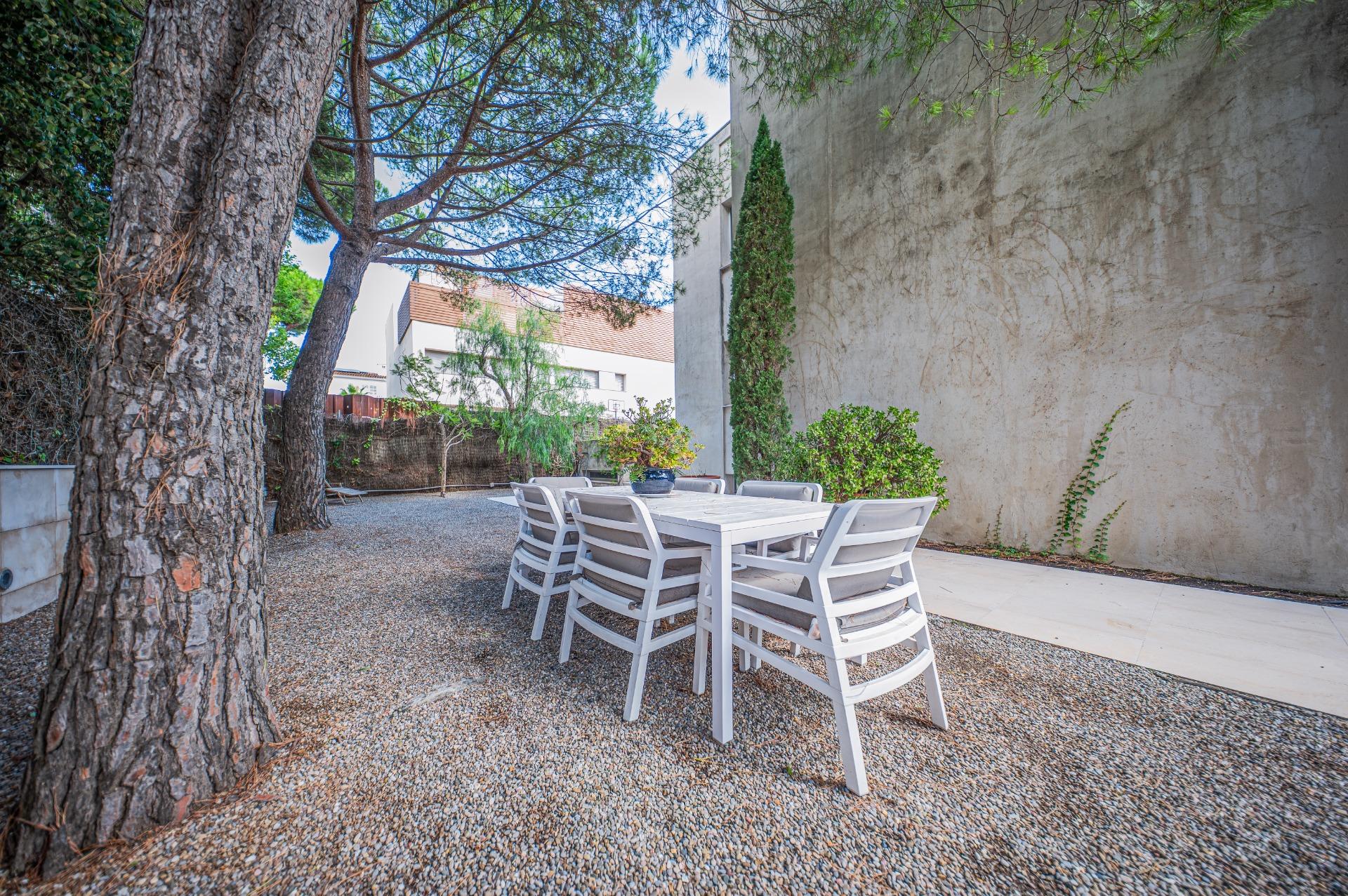 Exclusiva casa de autor en primera línea de mar en Gavà Mar