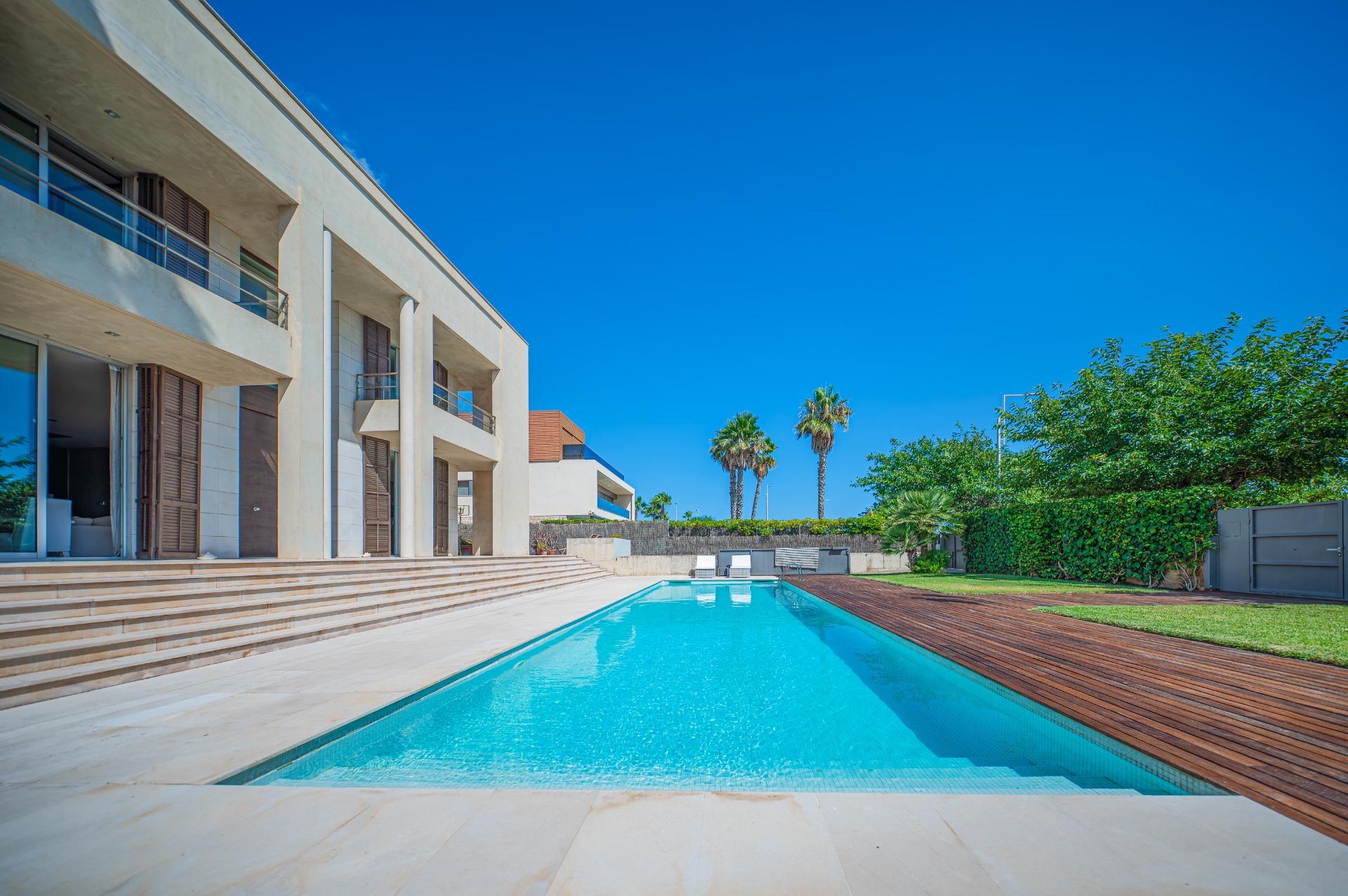 Exclusiva casa de autor en primera línea de mar en Gavà Mar