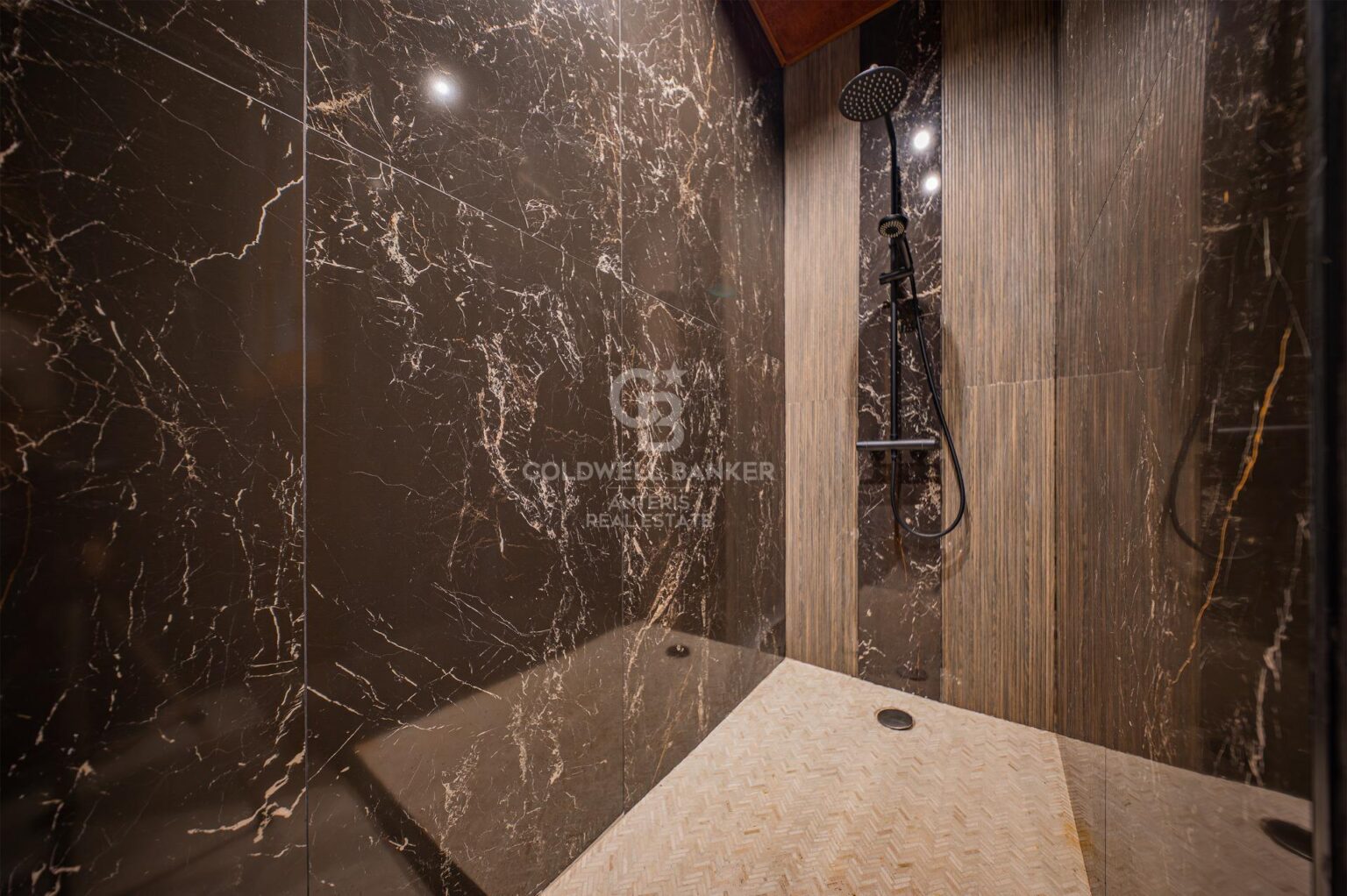 Odnowiony apartament pełen uroku w Eixample Izquierdo