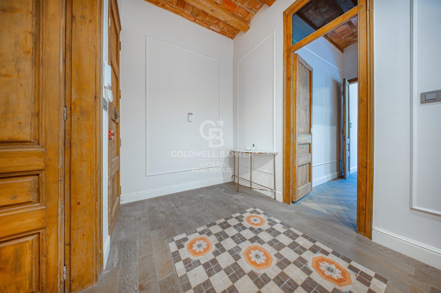Odnowiony apartament pełen uroku w Eixample Izquierdo