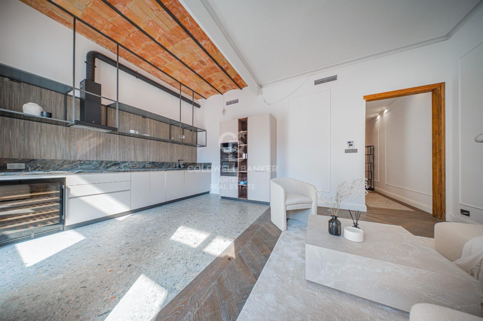 Odnowiony apartament pełen uroku w Eixample Izquierdo