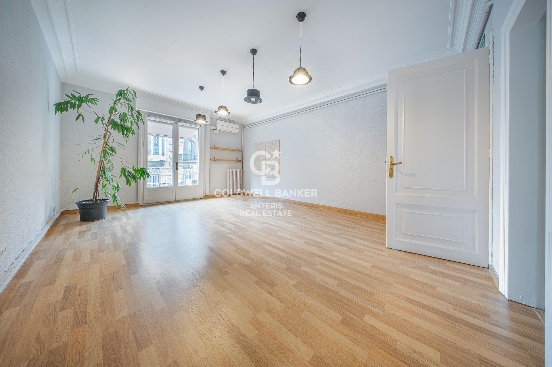 Spacious and luminous apartment next to Rambla Catalunya