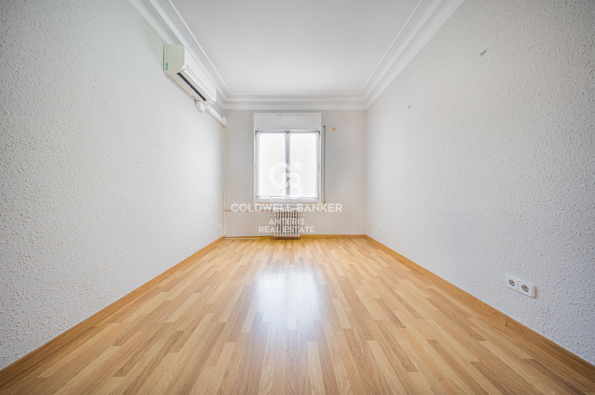 Spacious and luminous apartment next to Rambla Catalunya