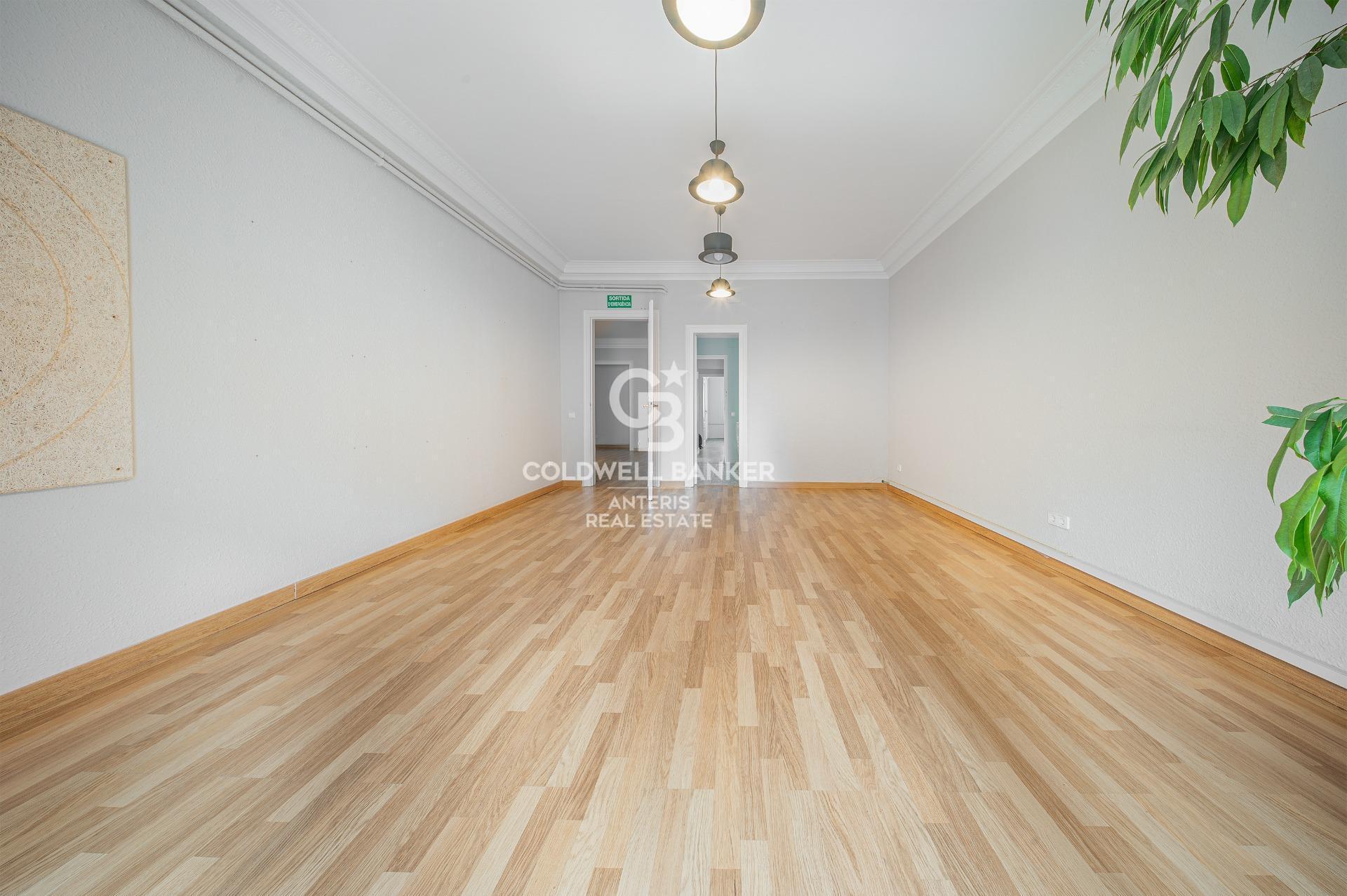 Spacious and luminous apartment next to Rambla Catalunya