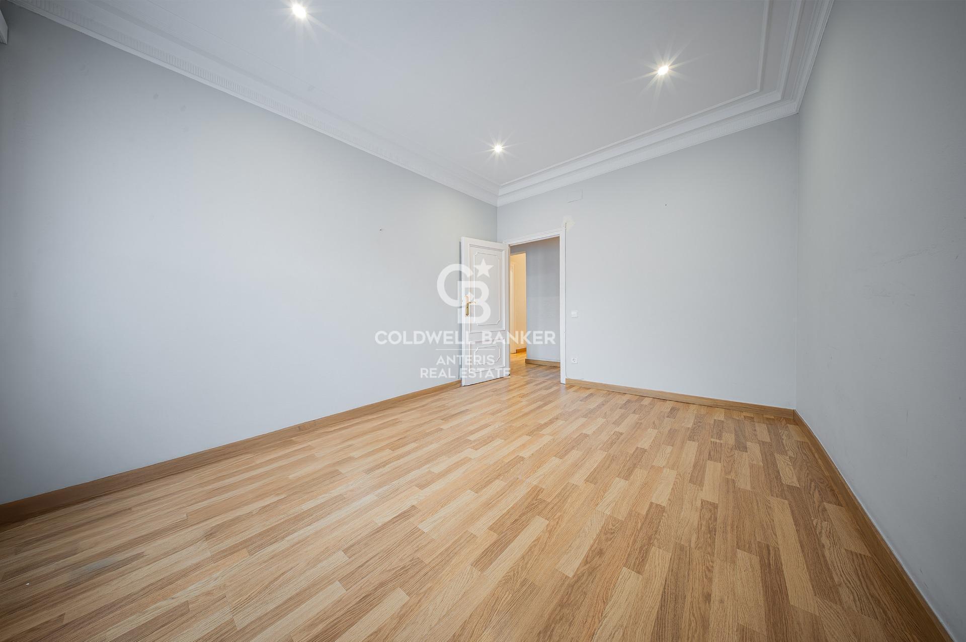 Spacious and luminous apartment next to Rambla Catalunya