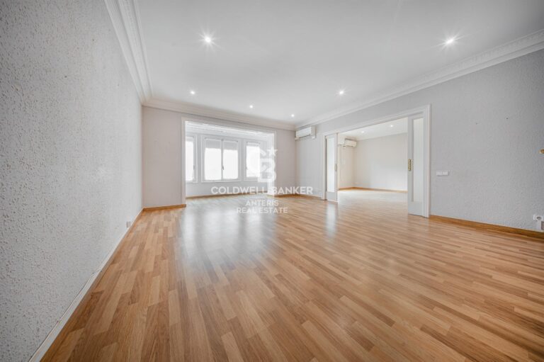 Jasny i przestronny apartament blisko Rambla Catalunya