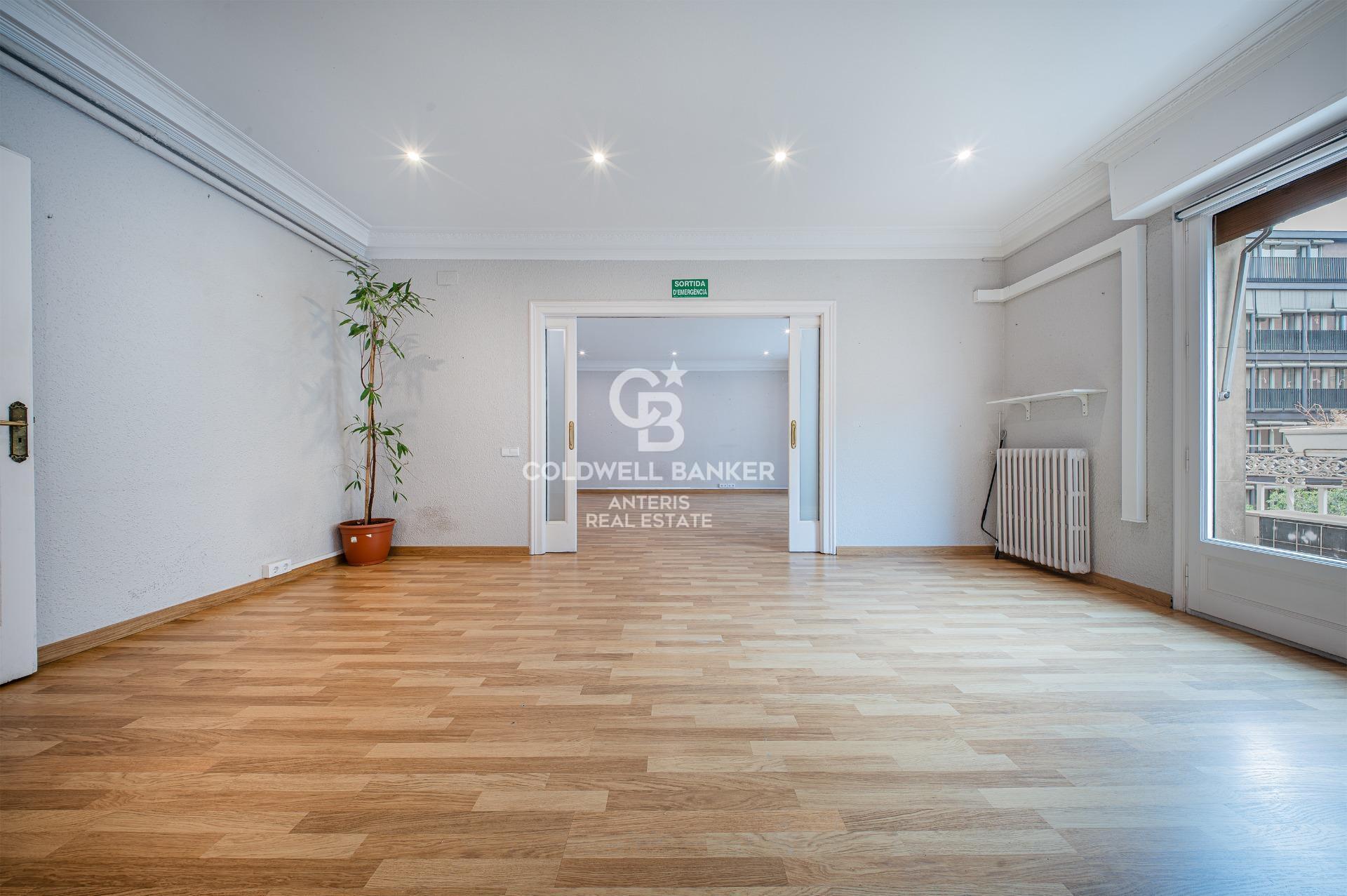 Spacious and luminous apartment next to Rambla Catalunya