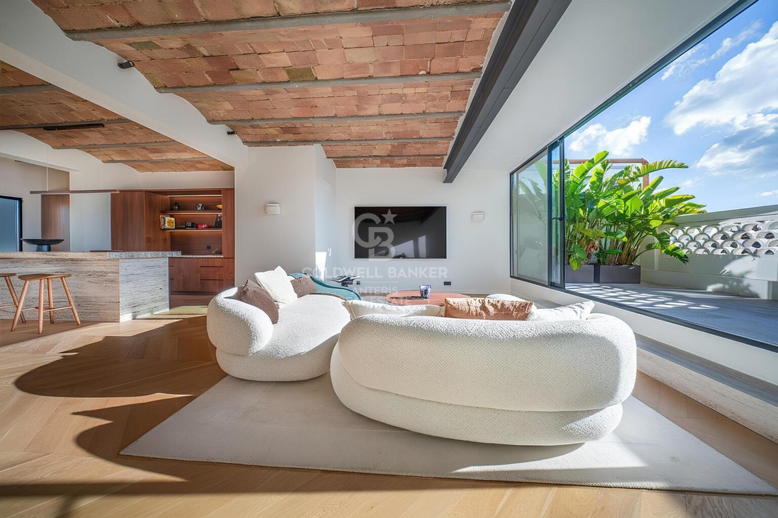 Ático reformado a estrenar en el paseo San Juan con 4 dormitorios en-suite y una terraza orientada a sur