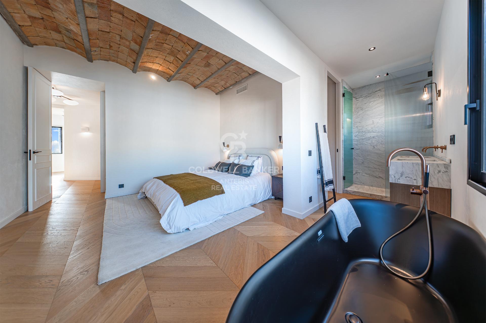 Bright renovated penthouse with terrace