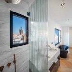 Ático reformado a estrenar en el paseo San Juan con 4 dormitorios en-suite y una terraza orientada a sur