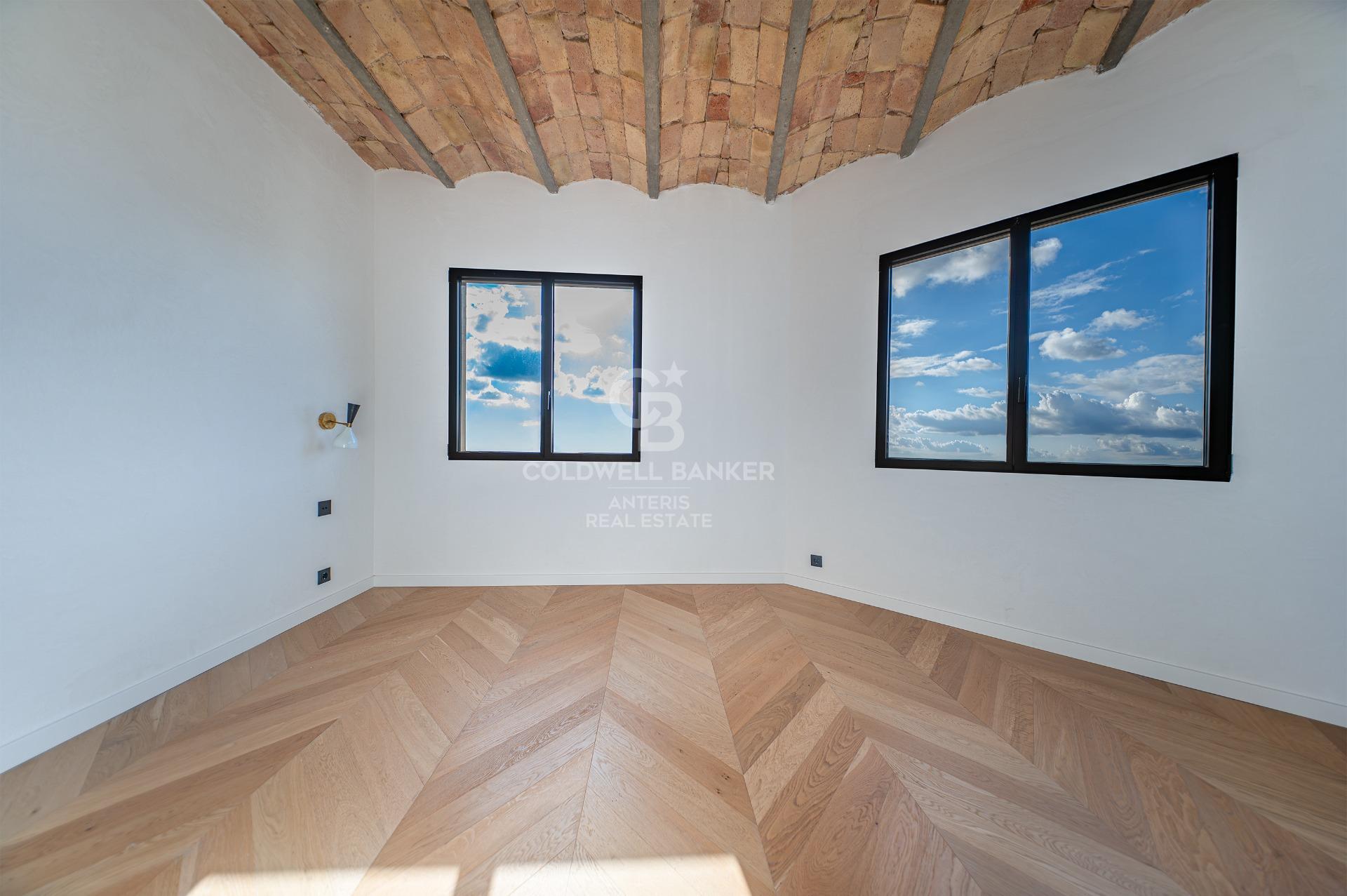 Bright renovated penthouse with terrace