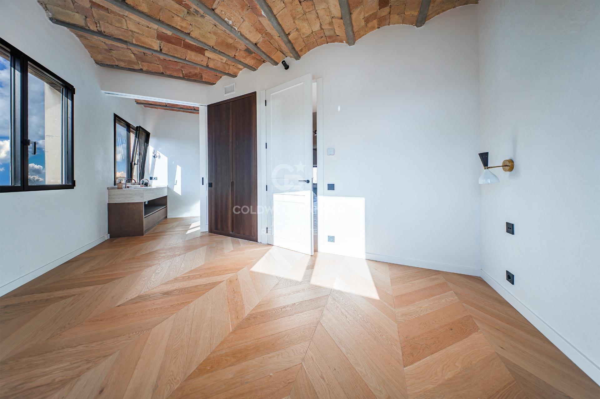 Bright renovated penthouse with terrace