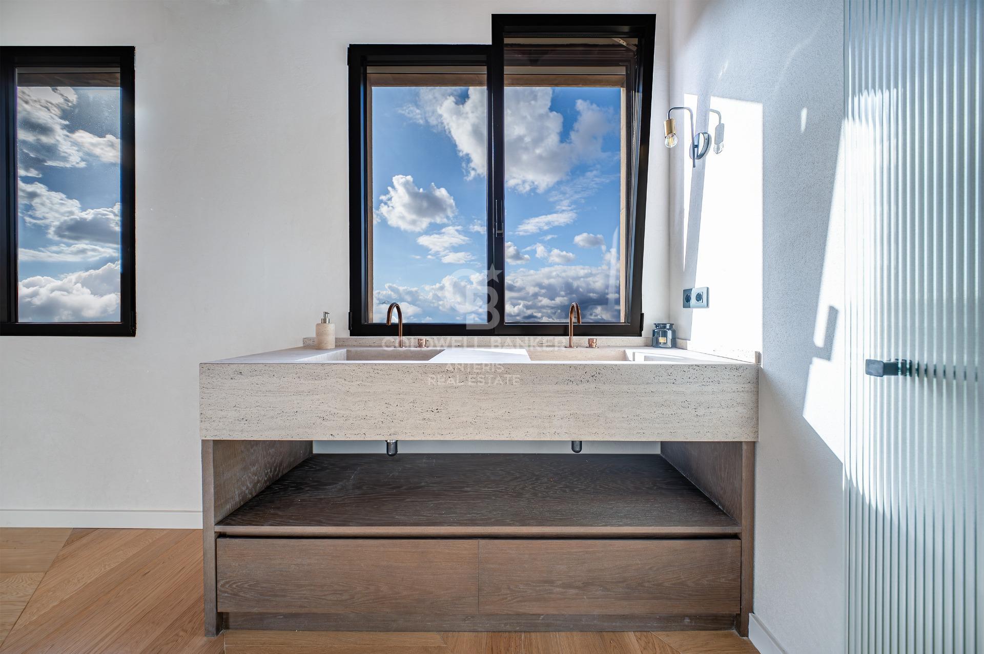 Bright renovated penthouse with terrace