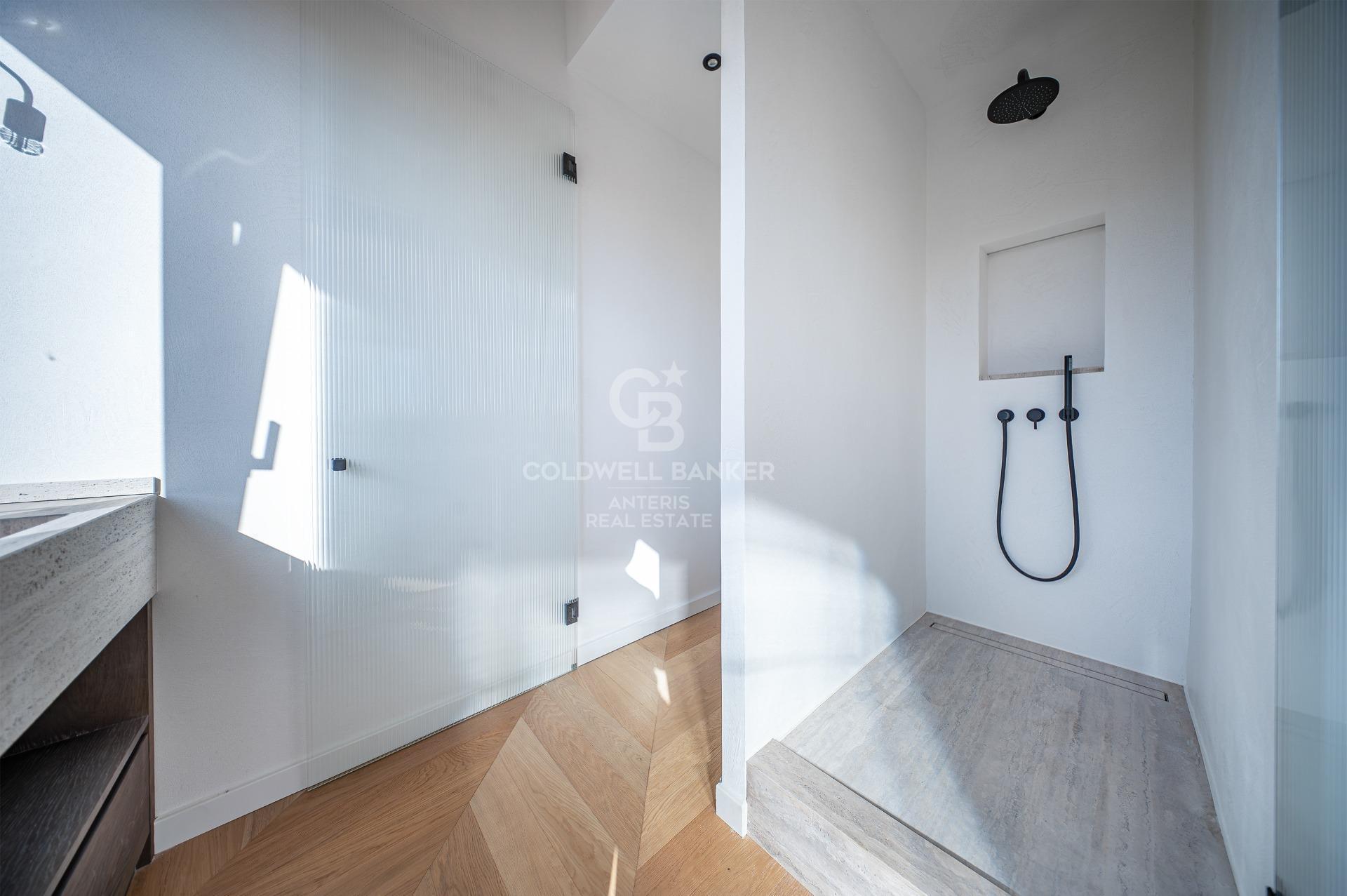 Bright renovated penthouse with terrace