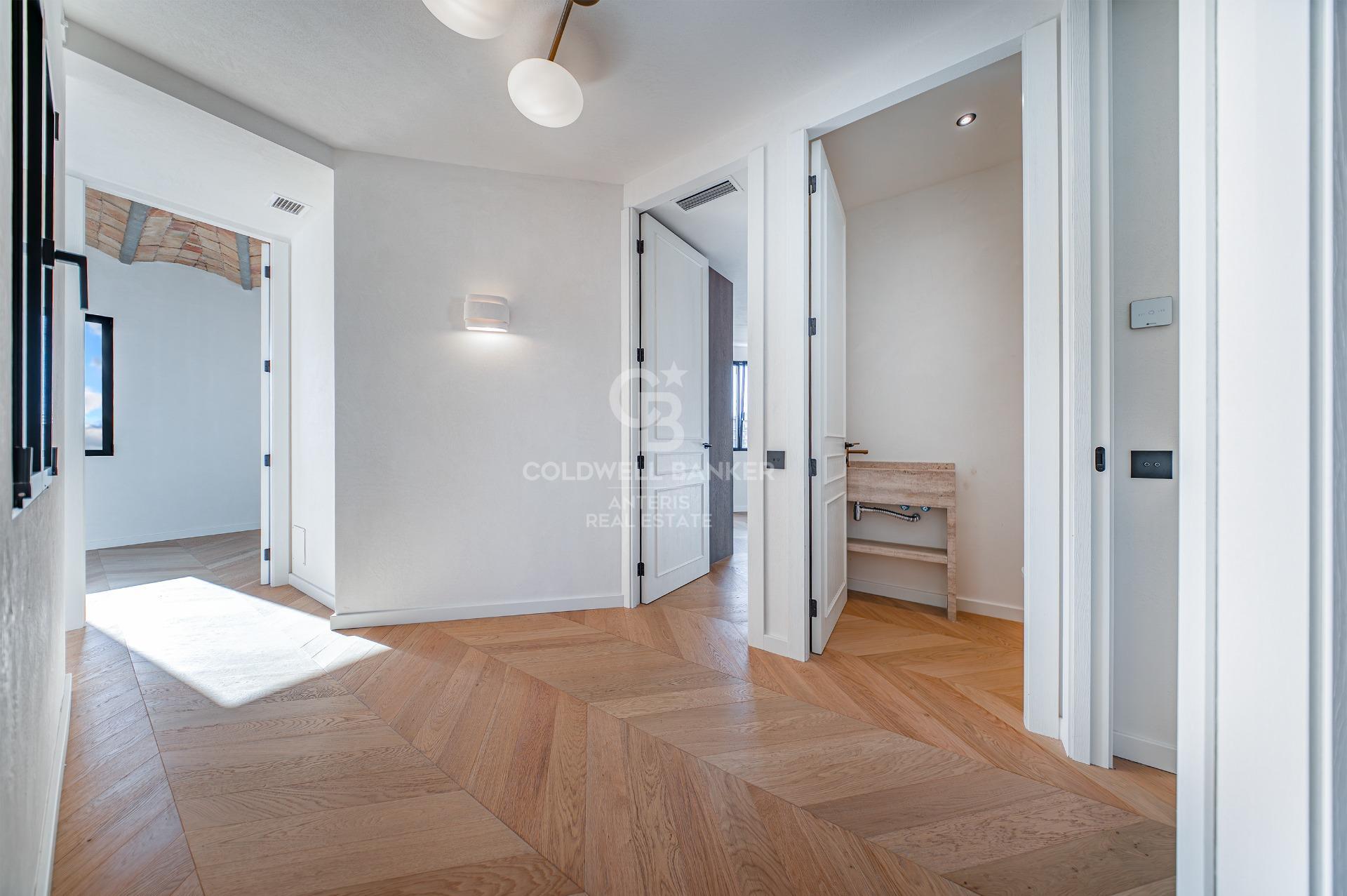 Bright renovated penthouse with terrace