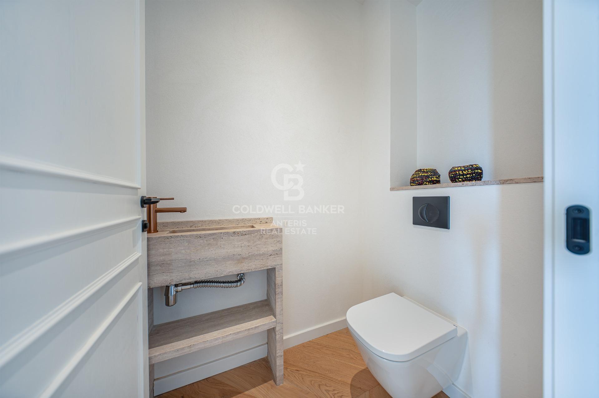 Bright renovated penthouse with terrace