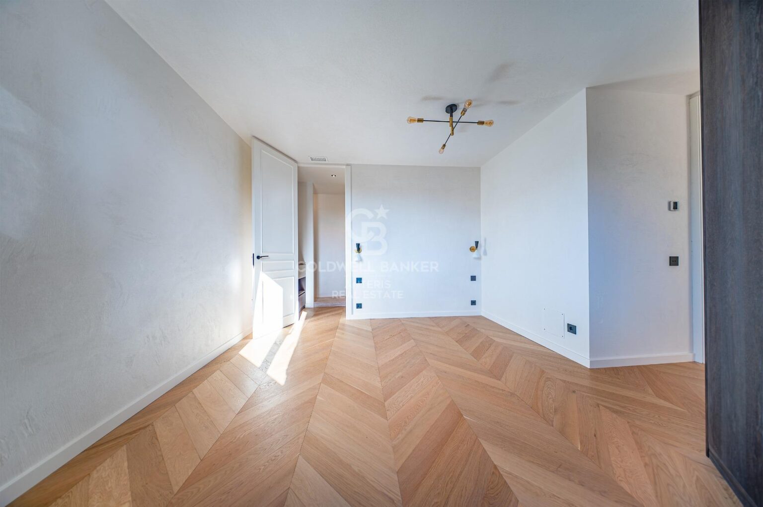 Ático reformado a estrenar en el paseo San Juan con 4 dormitorios en-suite y una terraza orientada a sur