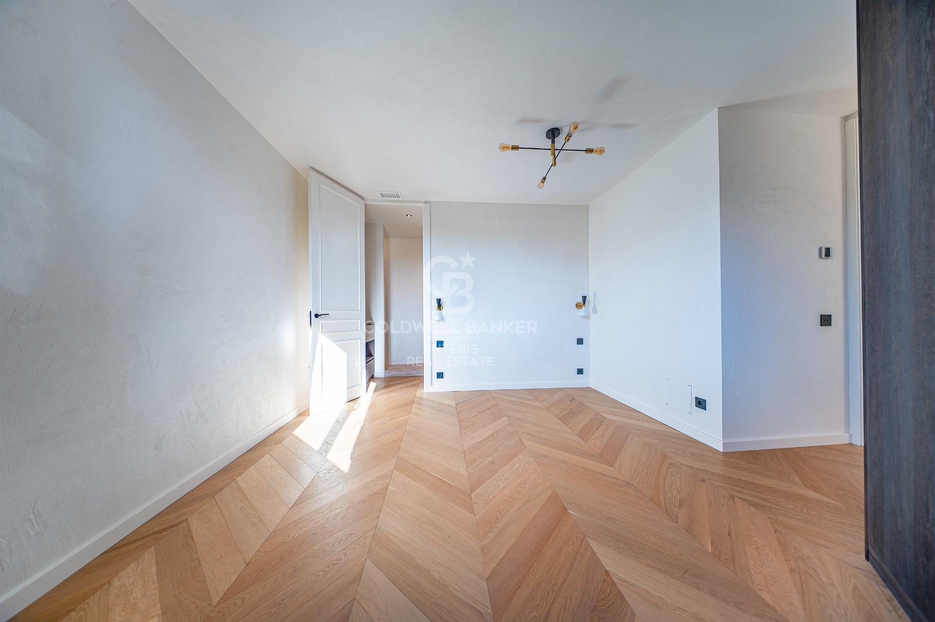 Bright renovated penthouse with terrace