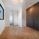 Ático reformado a estrenar en el paseo San Juan con 4 dormitorios en-suite y una terraza orientada a sur