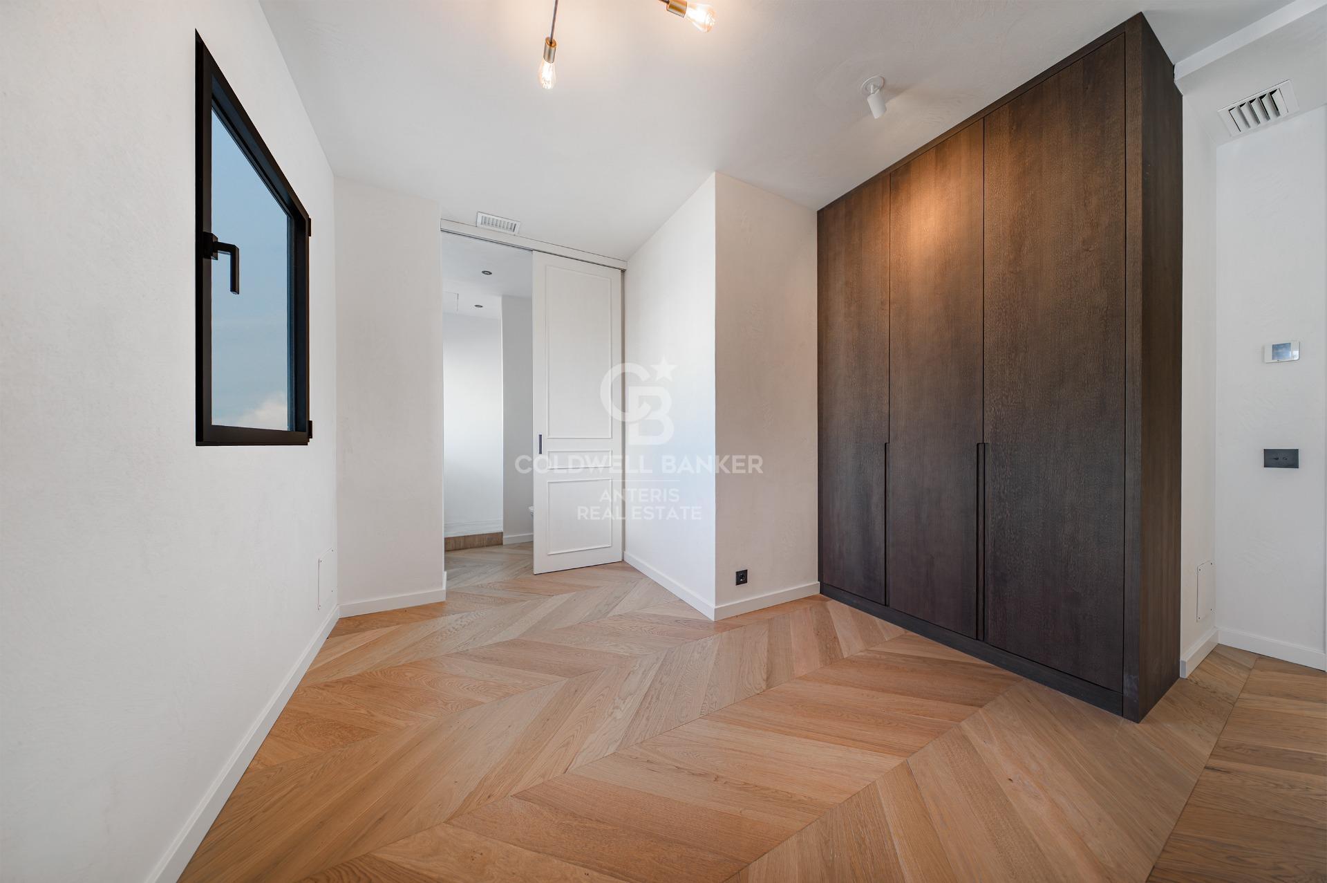 Bright renovated penthouse with terrace