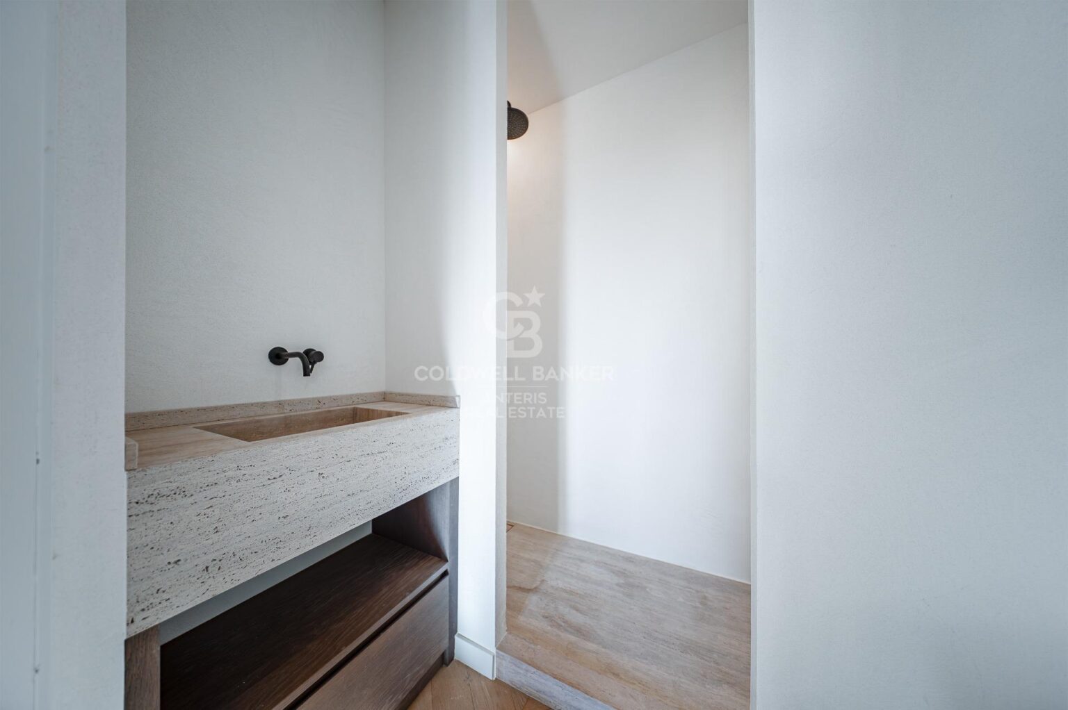 Ático reformado a estrenar en el paseo San Juan con 4 dormitorios en-suite y una terraza orientada a sur