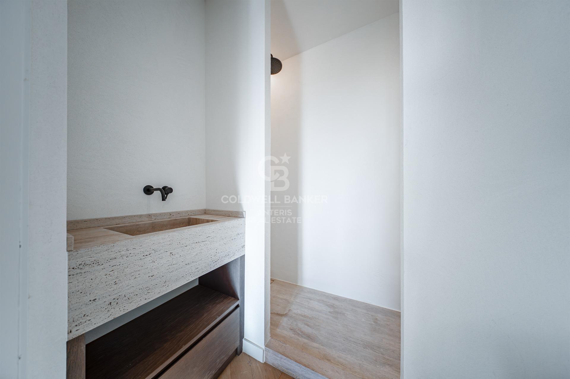 Bright renovated penthouse with terrace