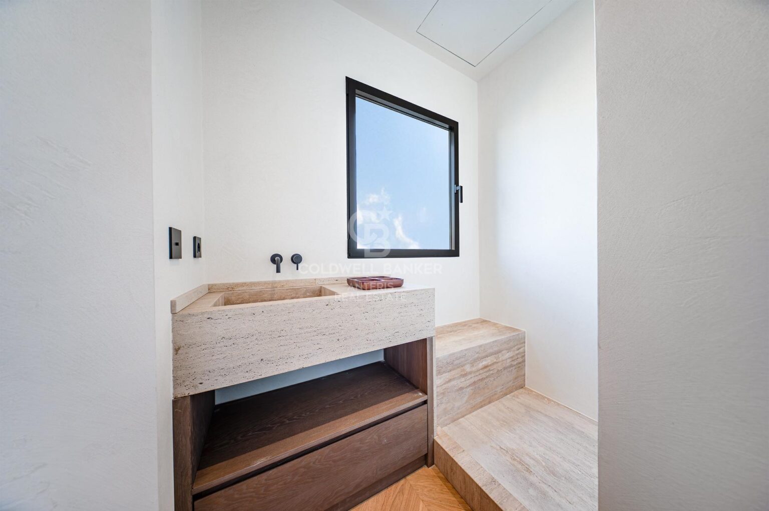 Ático reformado a estrenar en el paseo San Juan con 4 dormitorios en-suite y una terraza orientada a sur