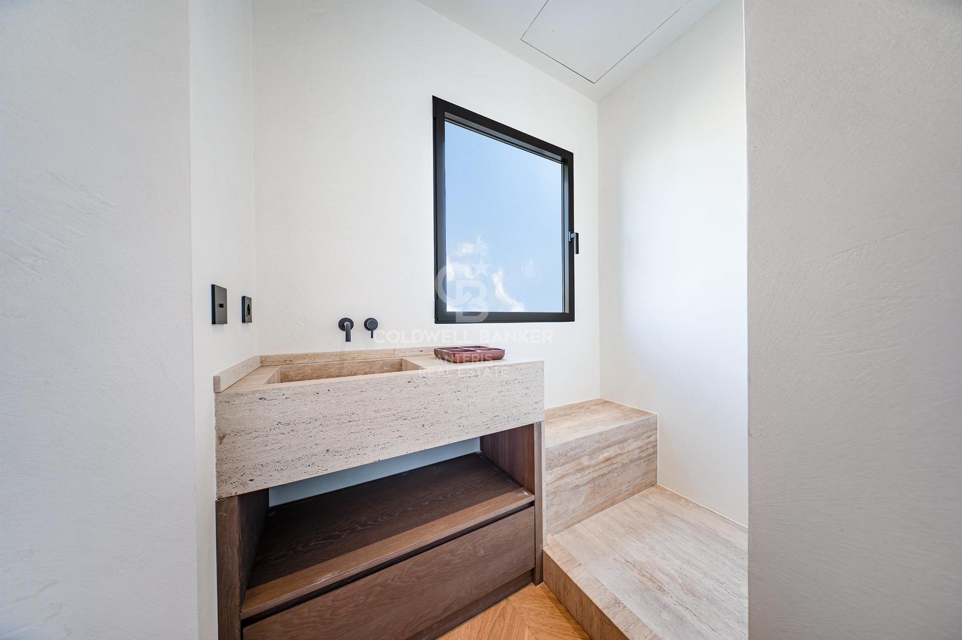 Bright renovated penthouse with terrace