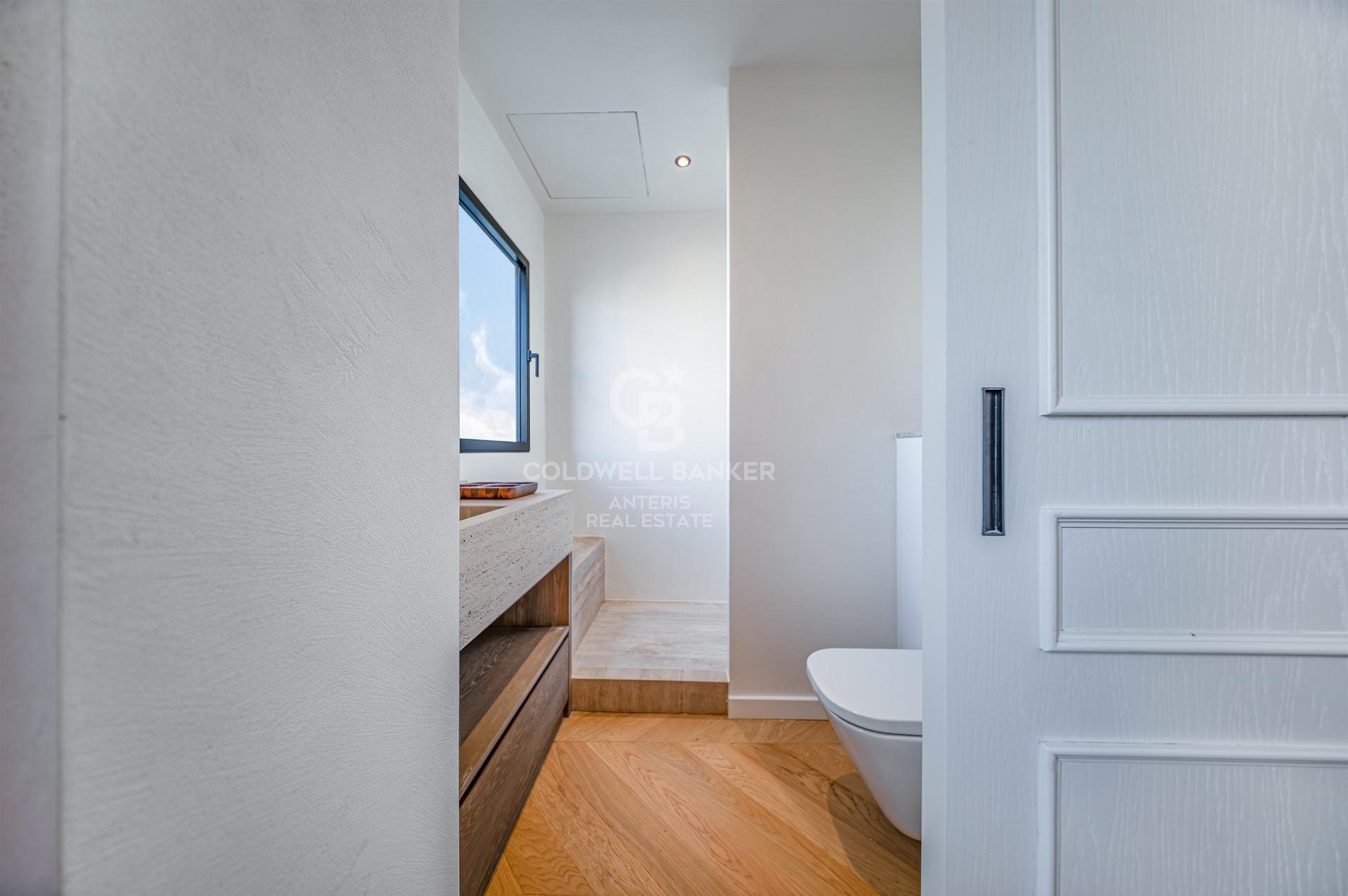 Bright renovated penthouse with terrace