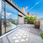 Ático reformado a estrenar en el paseo San Juan con 4 dormitorios en-suite y una terraza orientada a sur