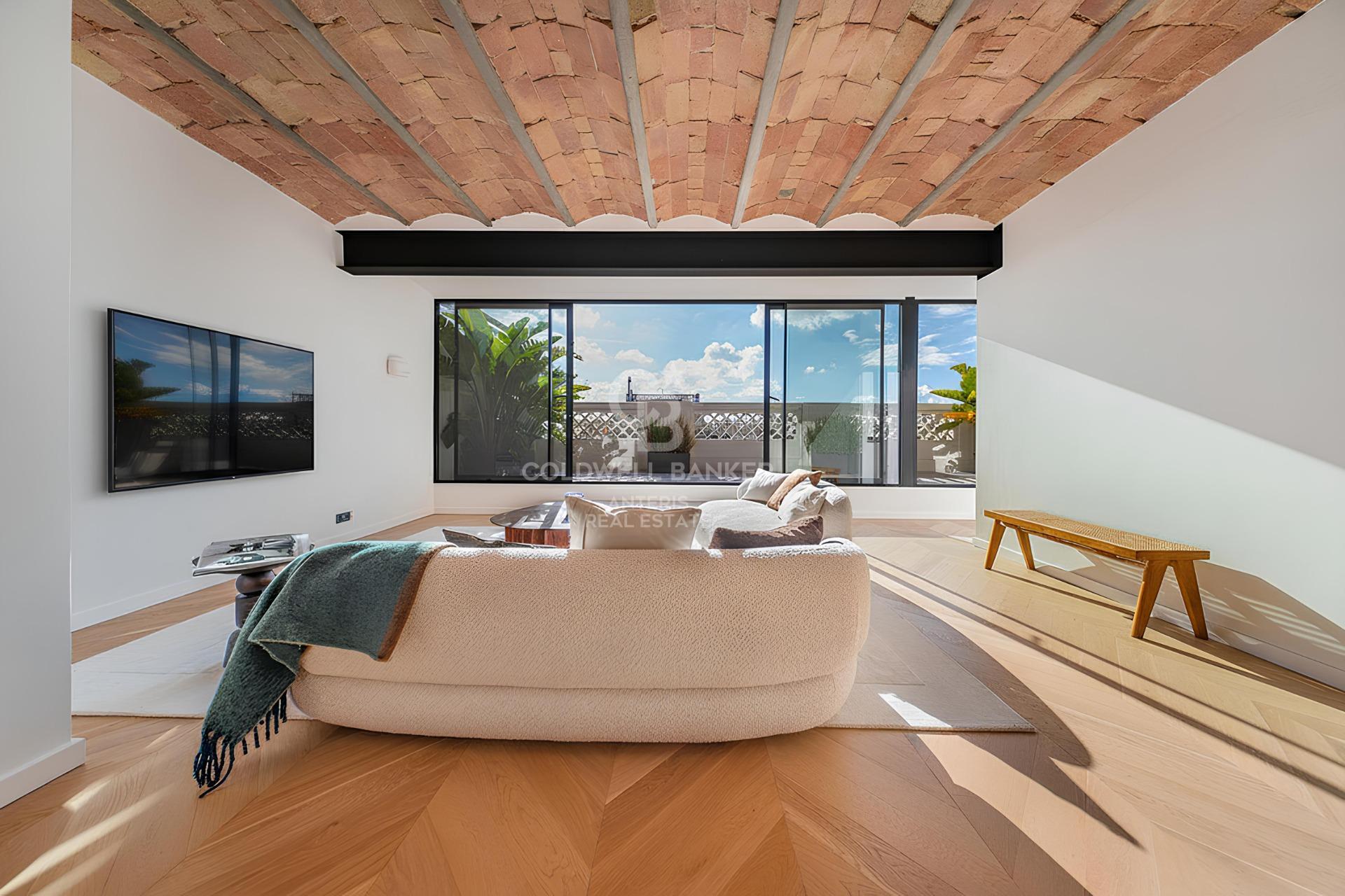 Bright renovated penthouse with terrace