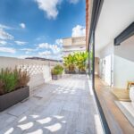 Ático reformado a estrenar en el paseo San Juan con 4 dormitorios en-suite y una terraza orientada a sur