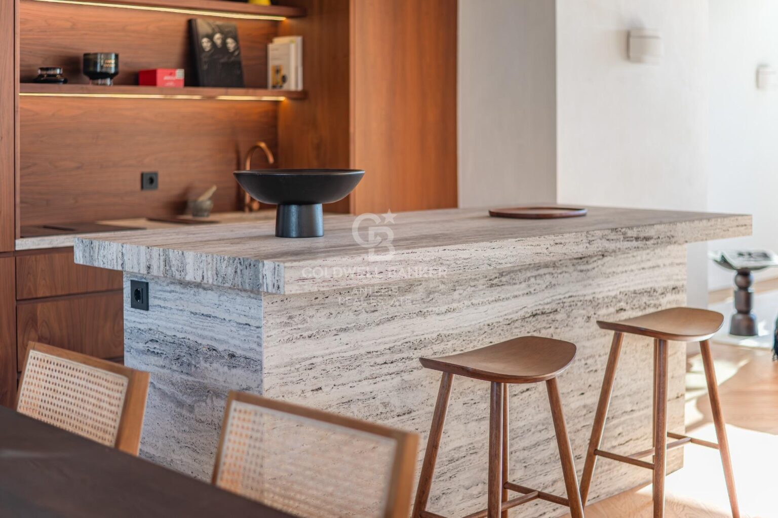 Ático reformado a estrenar en el paseo San Juan con 4 dormitorios en-suite y una terraza orientada a sur