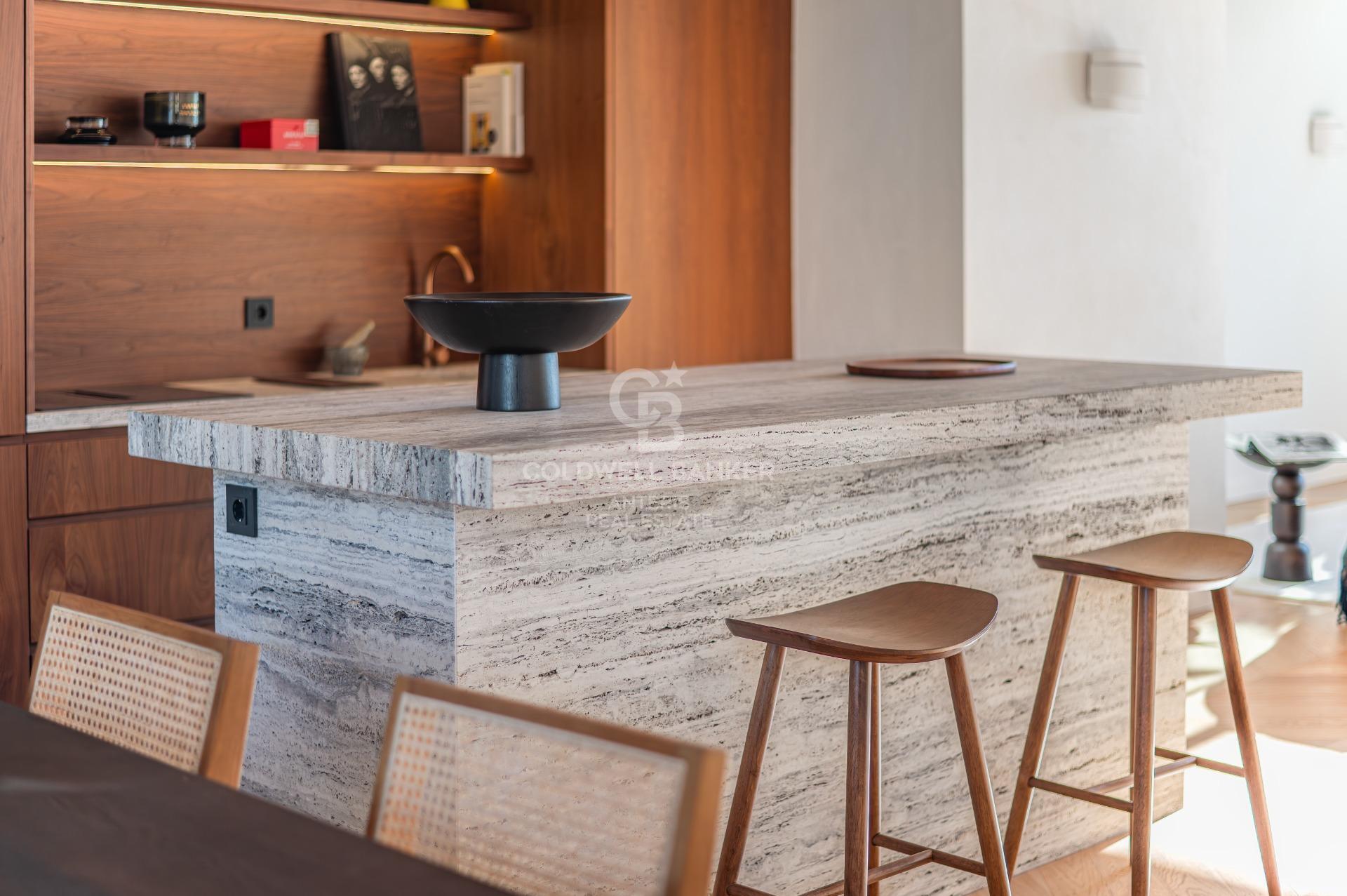 Bright renovated penthouse with terrace