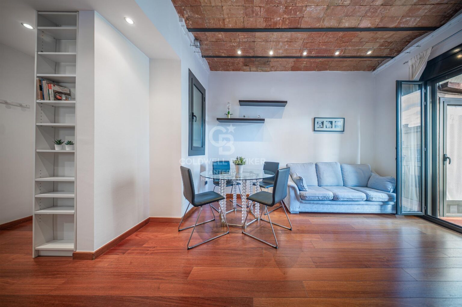 Jasny penthouse w klasycznej posiadłości