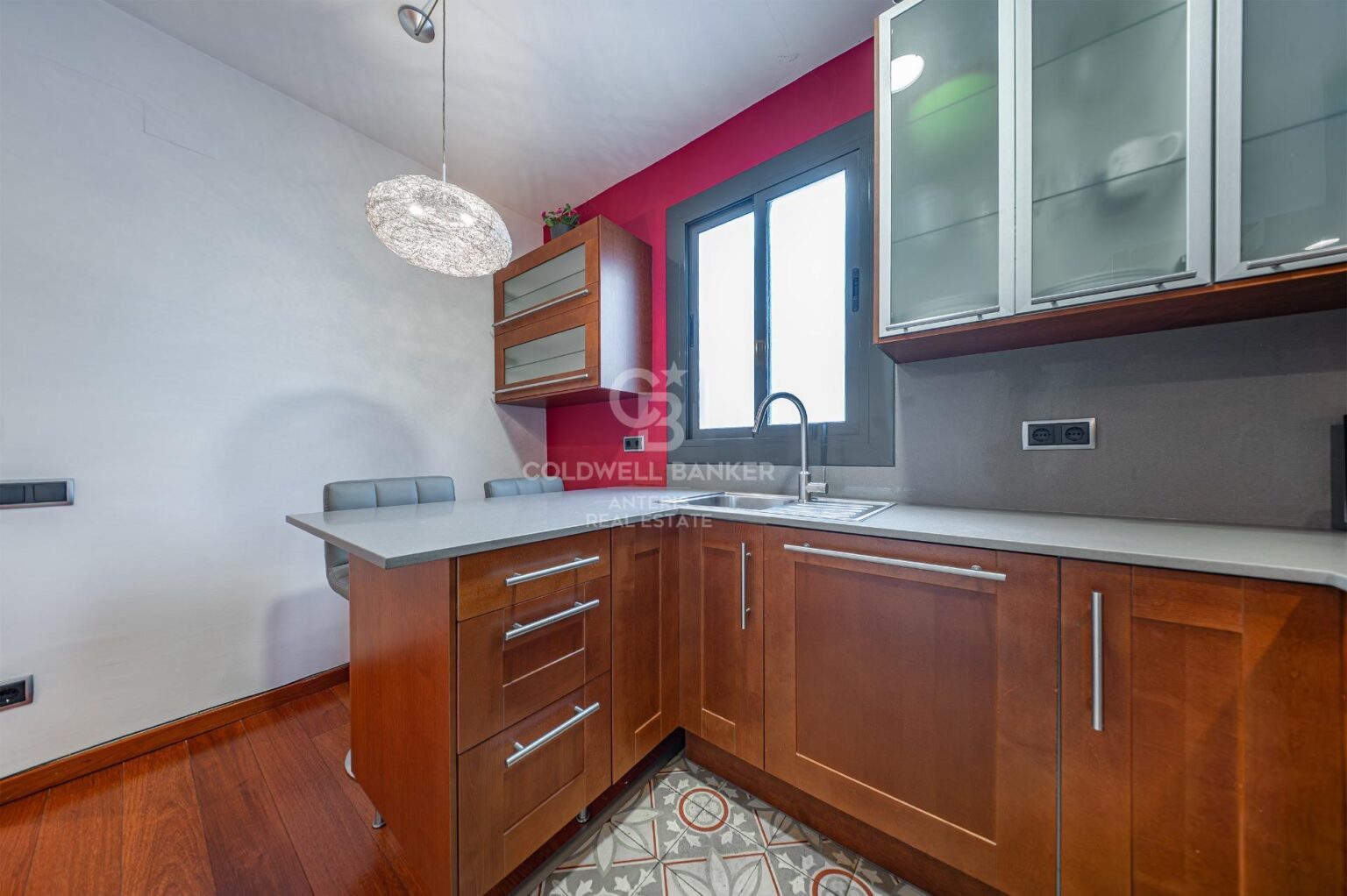 Jasny penthouse w klasycznej posiadłości