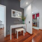 Jasny penthouse w klasycznej posiadłości