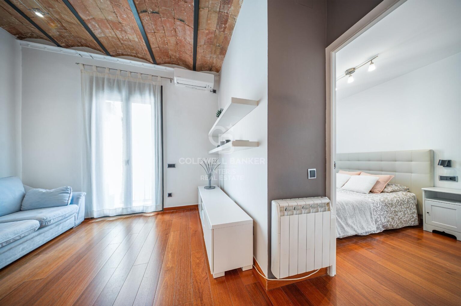 Jasny penthouse w klasycznej posiadłości