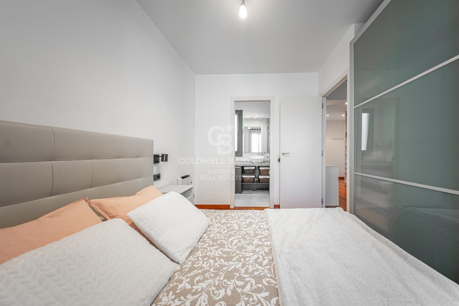 Jasny penthouse w klasycznej posiadłości