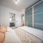 Jasny penthouse w klasycznej posiadłości