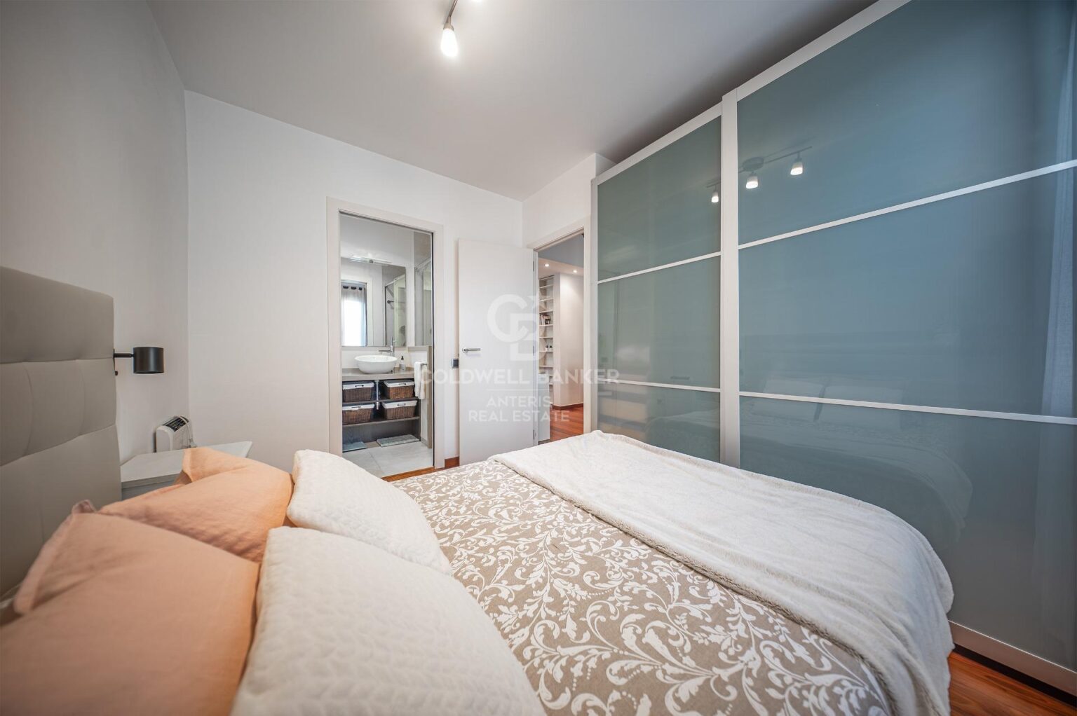 Jasny penthouse w klasycznej posiadłości