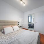 Jasny penthouse w klasycznej posiadłości